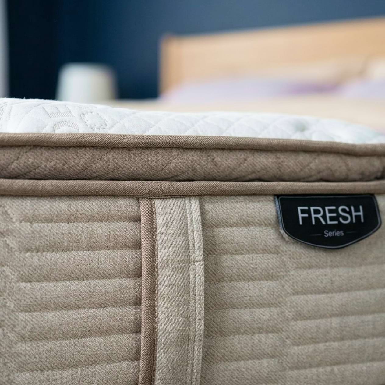 Beżowy materac z etykietą FRESH